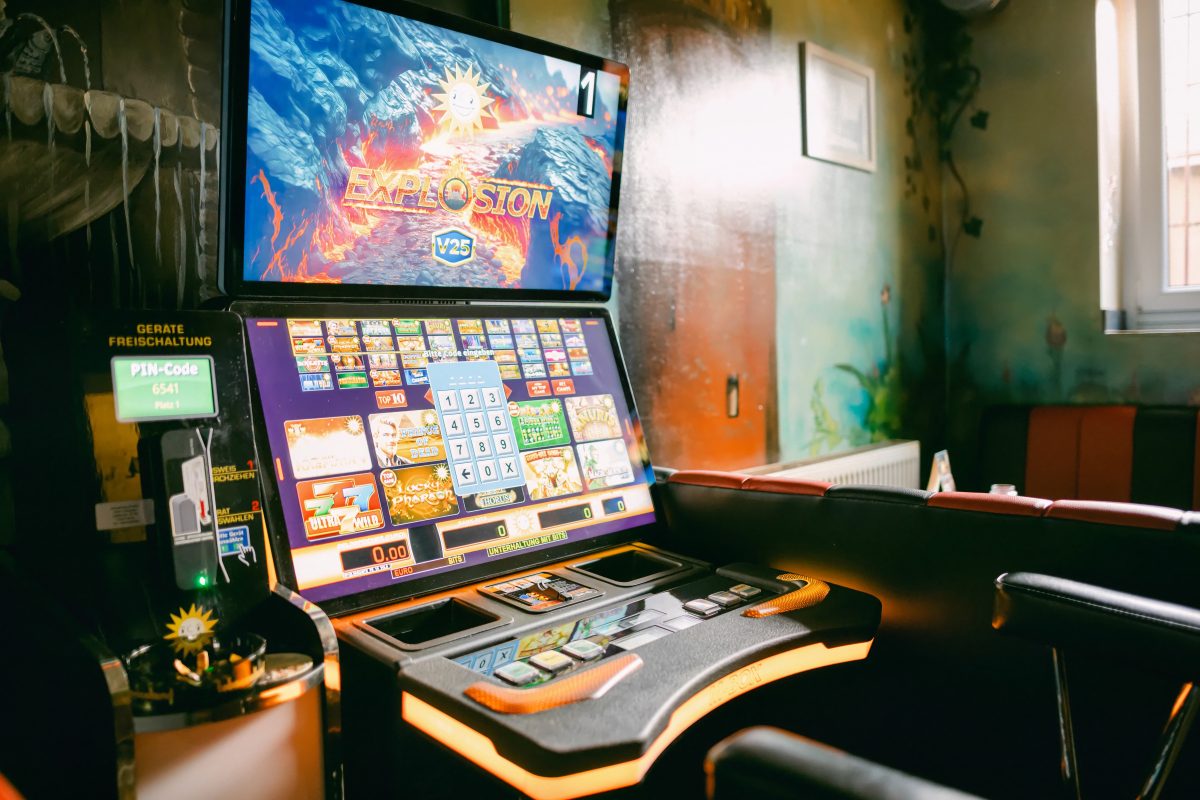 Unterhaltung in der Spätschicht mit TV und Spielautomaten